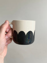 Load image into Gallery viewer, Black scallops mug