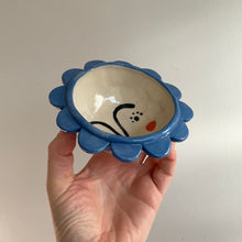 Load image into Gallery viewer, Flower Trinket Dish - Blue w/lashes
