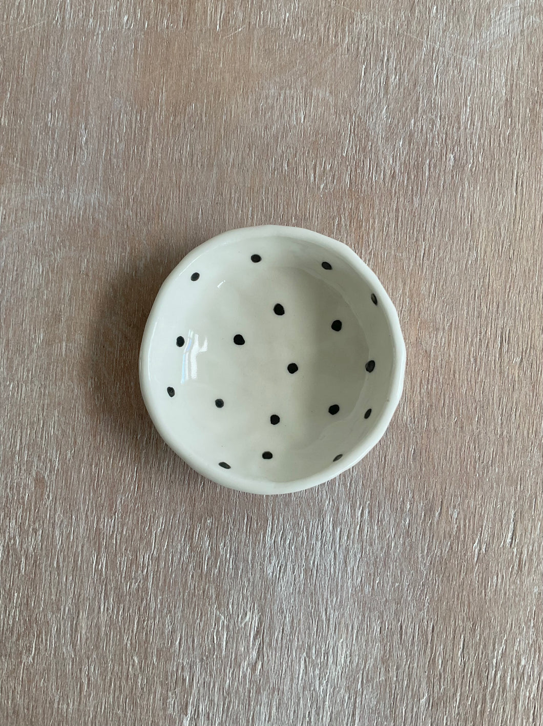 Monochrome dots ring dish