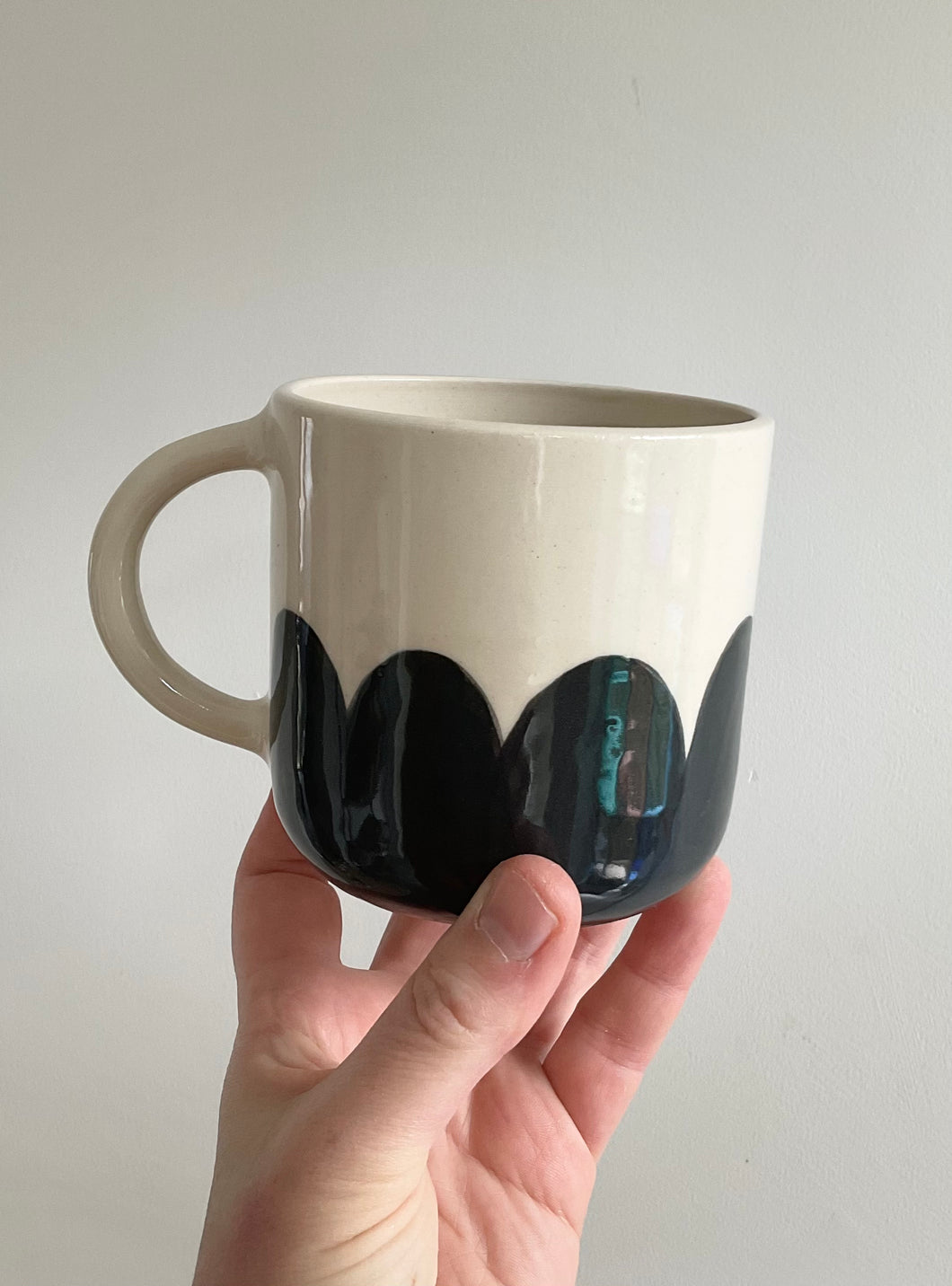 Black scallops mug